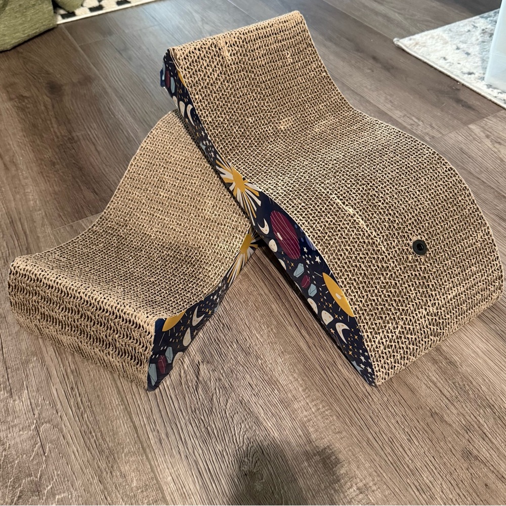 2x EveryYay Cat Scratcher Lounger